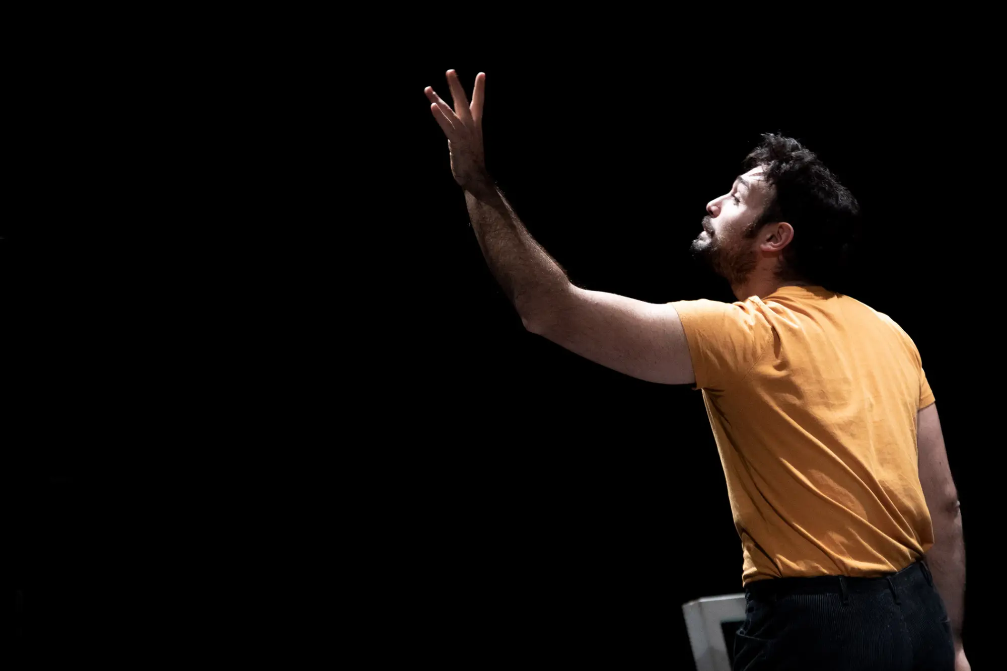“Come un angelo in tutto questo bordello”: lo spettacolo vincitore della Borsa Teatrale Anna Pancirolli image