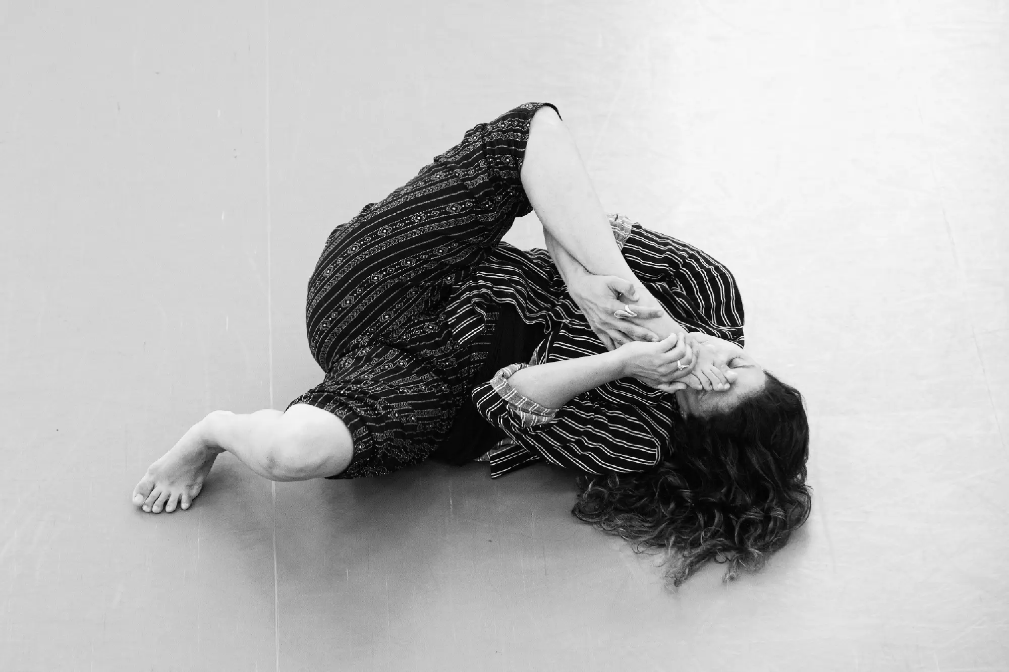 LA COREOGRAFA PALESTINESE SAHAR DAMONI IN SCENA CON  “EAT BANANA & DRINK PILLS”, SULLE SFIDE DELLE DONNE NELLA SOCIETÀ ARABA image