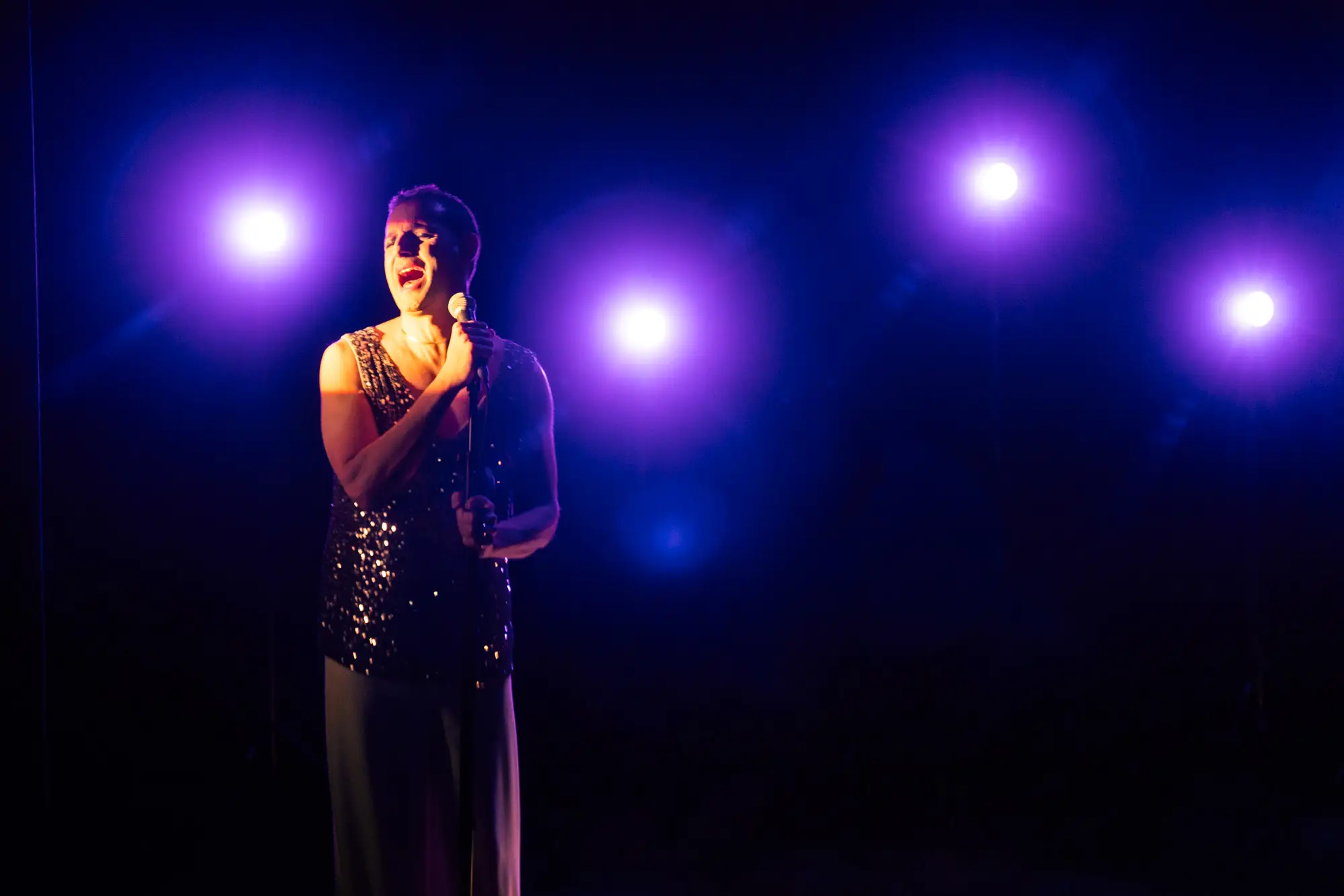 VORREI UNA VOCE: L’OMAGGIO DI TINDARO GRANATA ALLE CANZONI DI MINA SUL PALCO DI INEQUILIBRIO FESTIVAL image